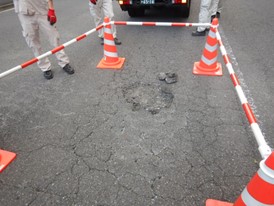 写真：投稿できる内容の例 道路のへこみ