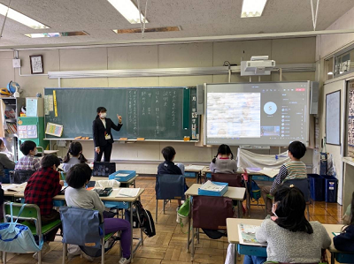 写真：教室で、タブレット端末等を使用したオンライン授業を受ける生徒たちの様子