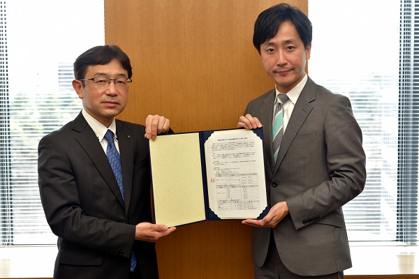 写真：千代田区長 樋口 高顕さんと株式会社東京ロイヤルホテル 総支配人室長代理 石川 裕司さん