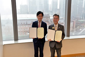 写真：連携協定締結式での千代田区 樋口区長と福井県の杉本 達治知事