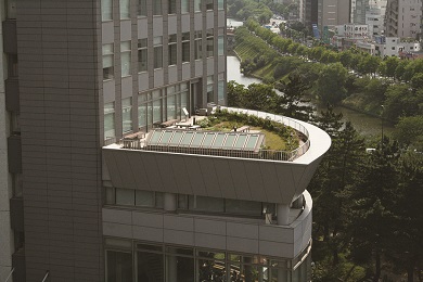 写真：ボアソナード・タワー4階のグリーン・テラス内にある屋上庭園