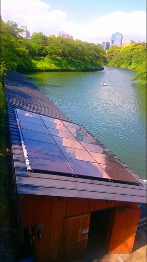 写真：千鳥ヶ淵に設置されている太陽光発電システム