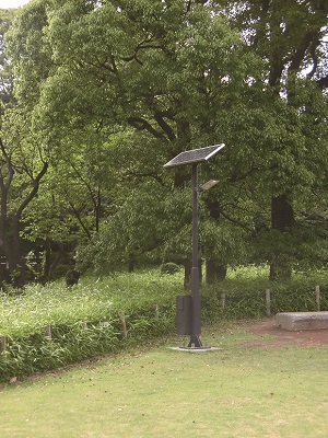 写真：北の丸公園の中にある太陽光発電パネル