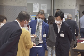 写真：神田神保町の古書市場視察で関係者から説明を受ける区長
