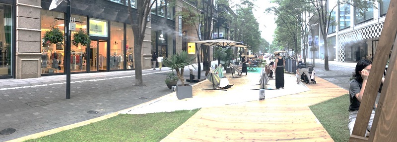 画像：車道と歩道を一体化整備の後、通りへテーブルやイスを設置した丸の内仲通りの事例イメージ