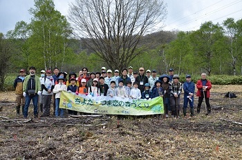 写真：植樹ツアー参加者による集合写真