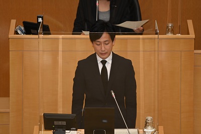 写真：令和4年第2回区議会定例会で招集挨拶をする千代田区の樋口区長