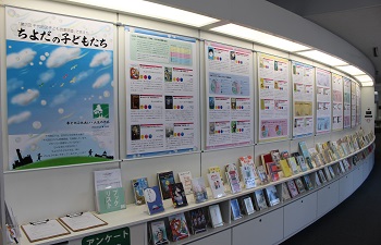 写真：千代田図書館で、第7回千代田区子ども読書調査で子どもたちに人気のあった本などをパネルで紹介している様子