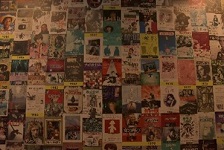画像：岩波ホールの内観（たくさんの絵が飾られている壁）