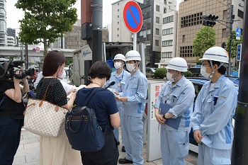 写真：樋口区長が区内の清掃作業の視察をしている様子