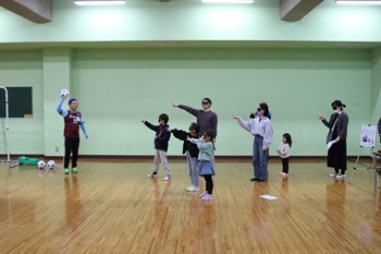 写真:ブラインドサッカー体験の様子
