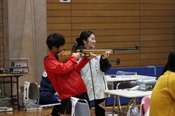 写真:デフ射撃体験の様子