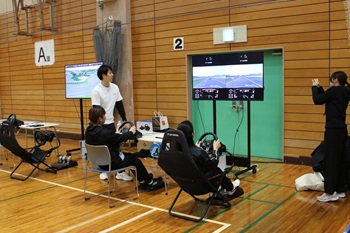 写真:eスポーツ(「グランツーリスモ」・「UDe-スポーツ」)体験の様子