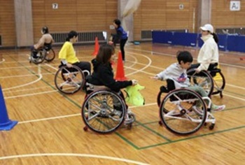 写真:車いすバスケ体験の様子