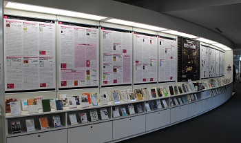 写真：千代田図書館 9階 展示ウォール