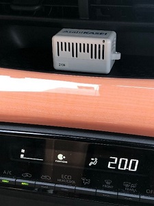 写真：車内でCO2センサーを使用している様子