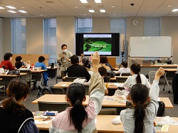 写真：生きものクイズの様子