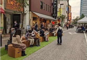 写真：茗渓通りで歩行者天国を実施している様子