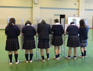 写真：模擬選挙の様子1