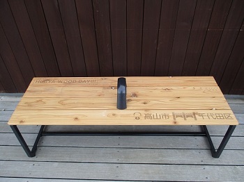 写真：千鳥ヶ淵ボート場に設置している木製ベンチ