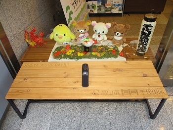 写真：千代田区観光協会に設置している木製ベンチ