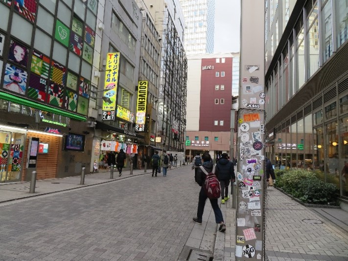 画像：秋葉原駅前のステッカーが貼られた柱1