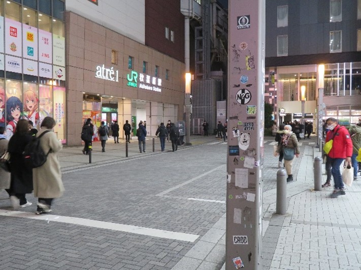 画像：秋葉原駅前のステッカーが貼られた柱2
