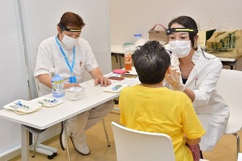 写真：歯科医師による診察の様子