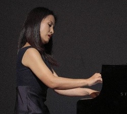 写真：森崎 由紀子さんピアノ演奏の様子