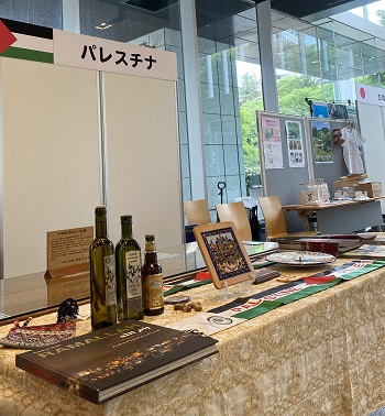写真：ワインや工芸品が展示されているパレスチナのブース