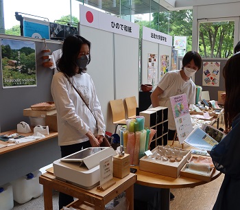 写真：ひので和紙を展示する日本のブース