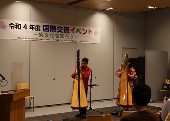 写真：ステージでパラグアイハープを演奏する人