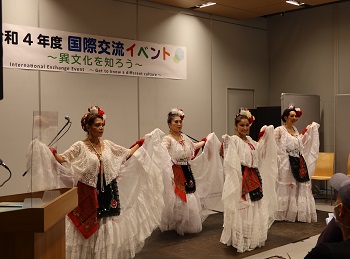写真：ステージでメキシコの民族舞踊を披露するひとたち