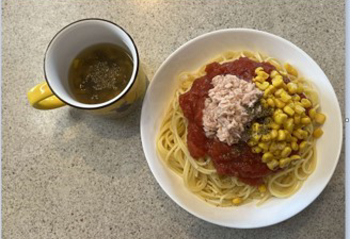 写真：防災メニュー「ツナとコーンのさっぱりトマトパスタ&コーン風味スープ」
