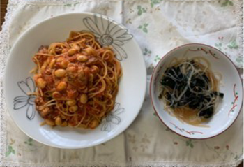 写真：防災メニュー「サバイバルトマトパスタ＆春雨わかめサラダ」