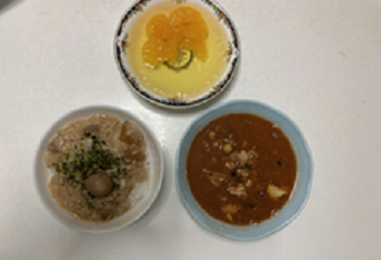 写真：防災メニュー「ツナ缶のあんかけ丼&鯖と豆の和風トマトスープ&みかんりんごゼリー」