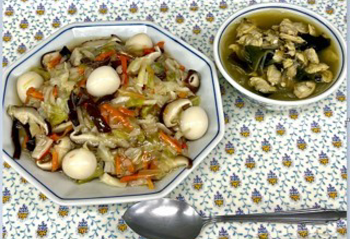 写真：防災メニュー「乾燥野菜とウズラの卵の中華丼＆あさりとわかめの中華スープ」