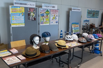 写真：展示された自転車用ヘルメット