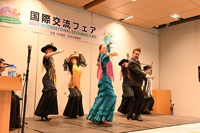 写真：国際交流フェア2023（メキシコの伝統舞踊を披露する様子）