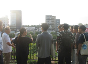 写真：現地見学の様子