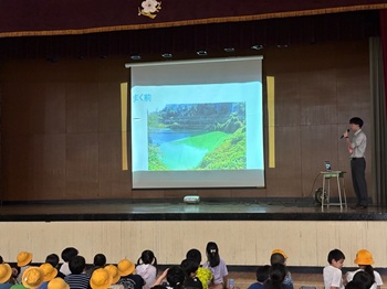 写真：外濠の歴史や環境の学習の様子2
