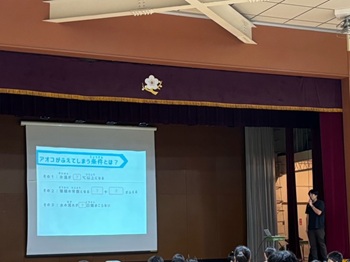 写真：外濠の歴史や環境の学習の様子1