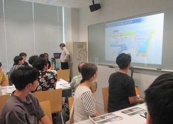 写真：外濠の環境学習の様子