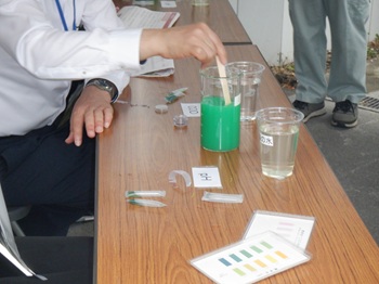 写真：水質実験の様子2