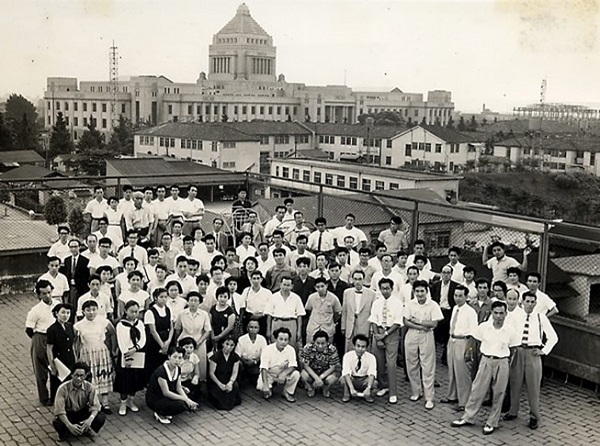 画像：永田町小学校屋上での集合写真（昭和31年撮影）