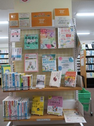 写真:3番 四番町図書館に設置された認知症関連書籍コーナー