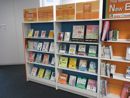 写真:1番 千代田図書館に設置された認知症関連書籍コーナー