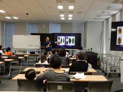 写真：室内での講義の様子