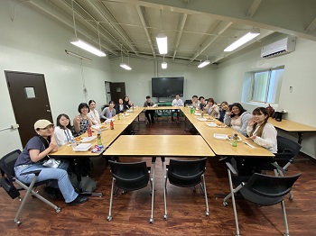 写真：国際交流ツアー3日目（グアム大学での昼食会の様子）