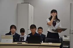 写真：平和班の発表の様子